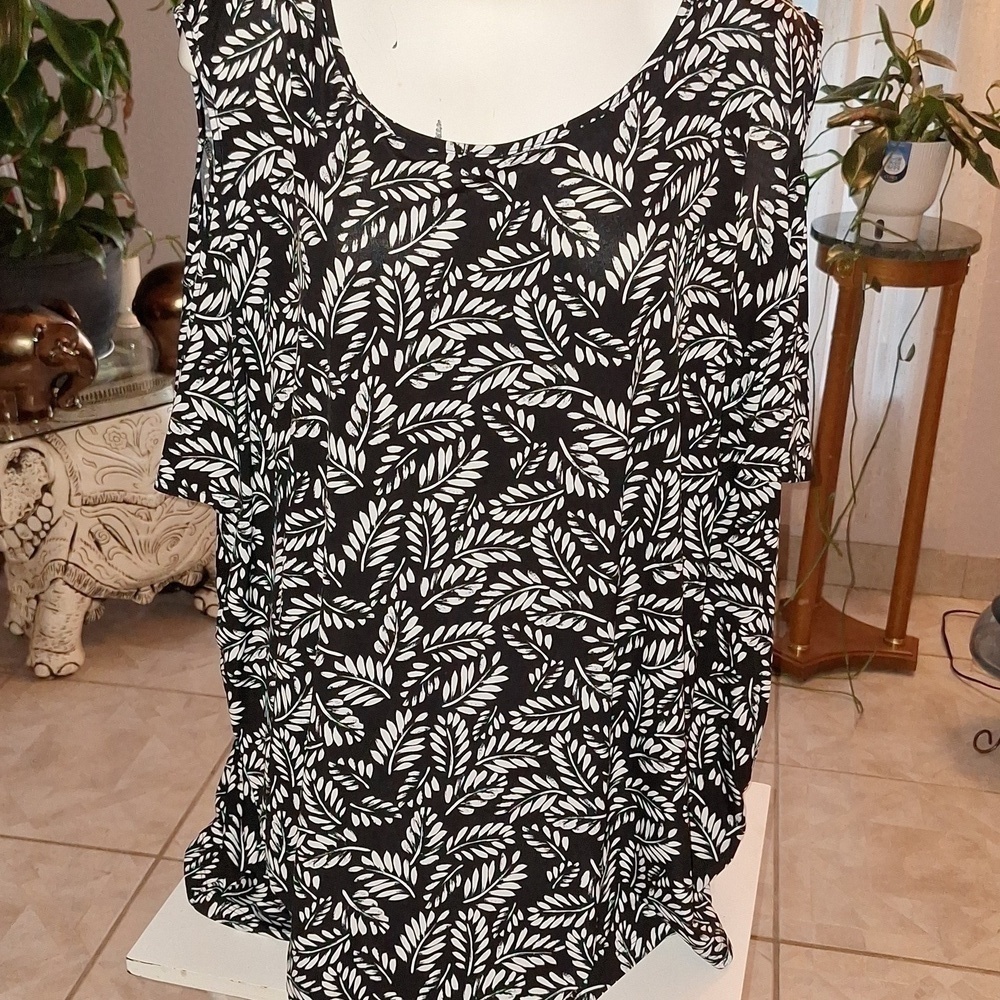 L  Catherine's stretch short sleeve cold shoulder plus size top 4X
